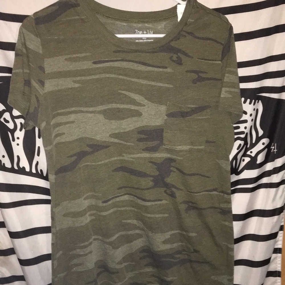 Camo t-shirt. Size large. Never worn before.